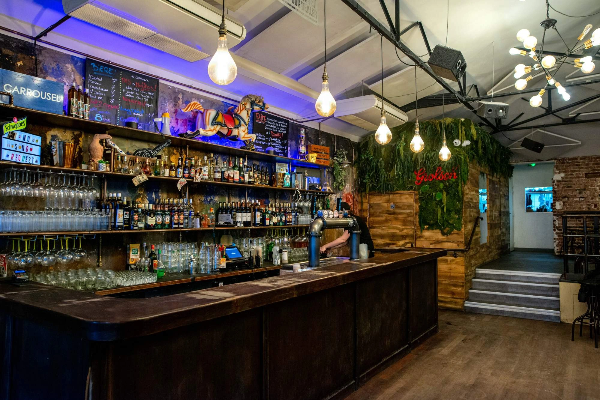 On y fait plus d’un tour au Carrousel, bar à cocktails festif de Pigalle