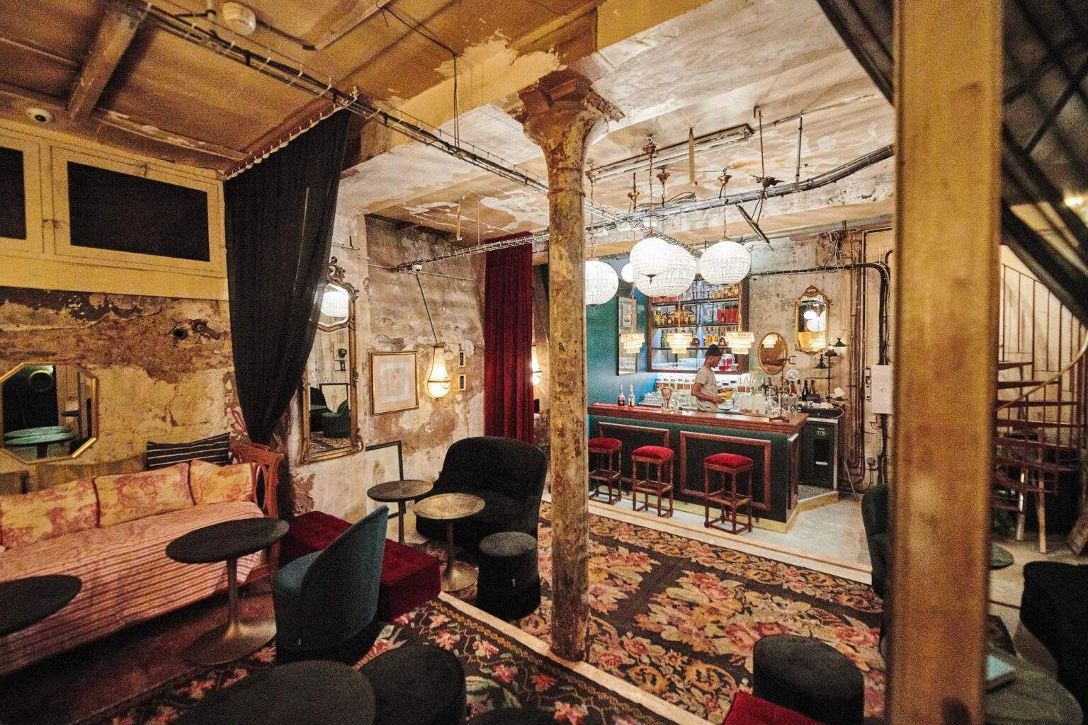 Le cadre vintage du bar Le Rehab