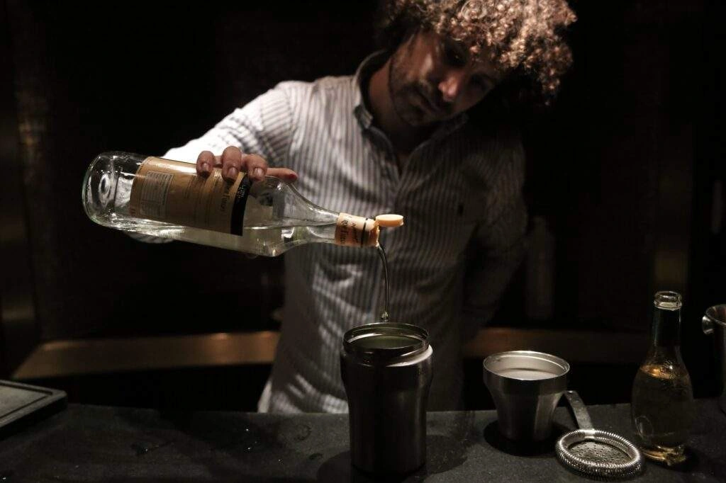 La préparation du cocktail The Garden Tulip du Germain Club Paradisio – Photo 7