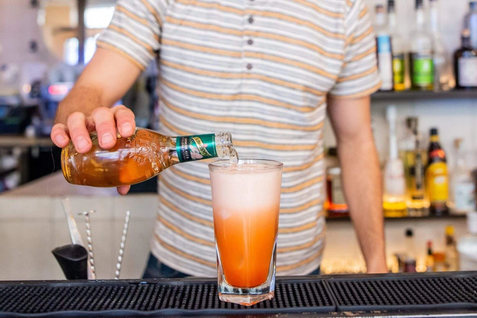 On topp le Tête de Mule avec du Schweppes Premium Mixer Ginger Ale