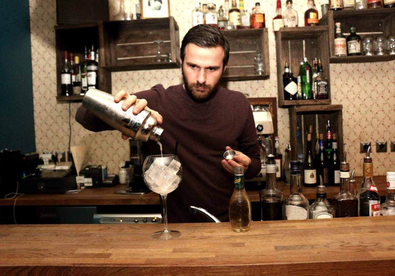 La préparation du cocktail Villa Wasa.