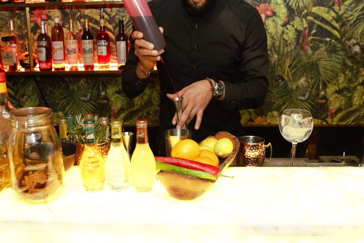 Le cocktail “Paris” à la carte du Verde en pleine préparation