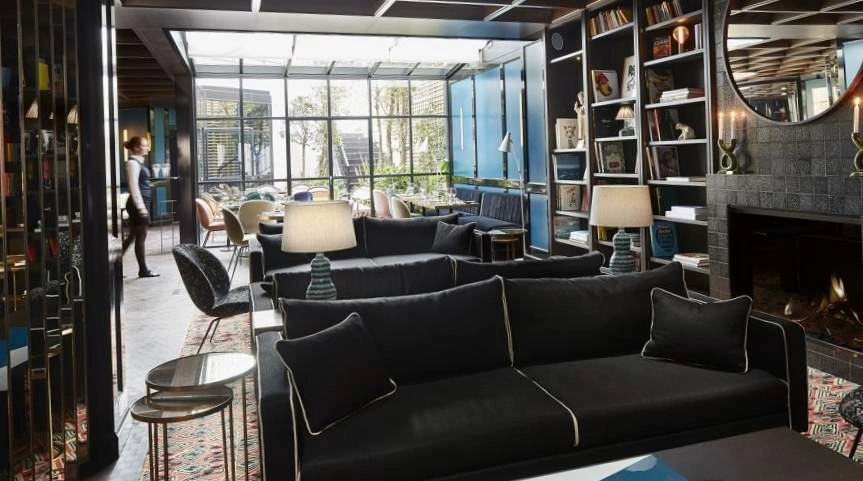 Dans l’hôtel Roch, un bar à cocktails chic et sympa.