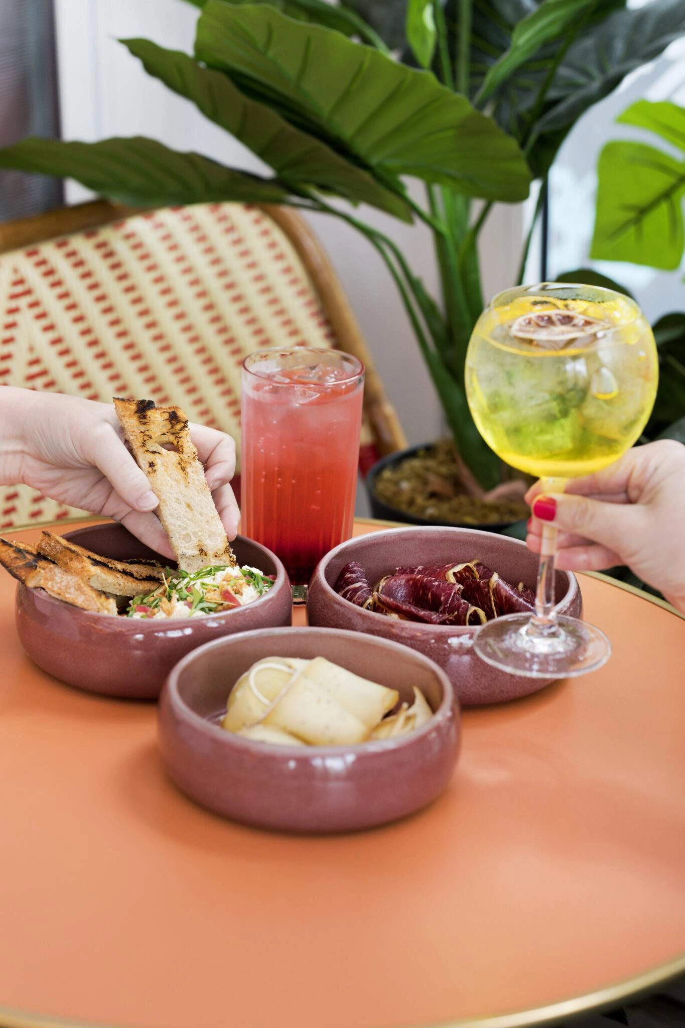 Plats et cocktails à la Brasserie Riviera