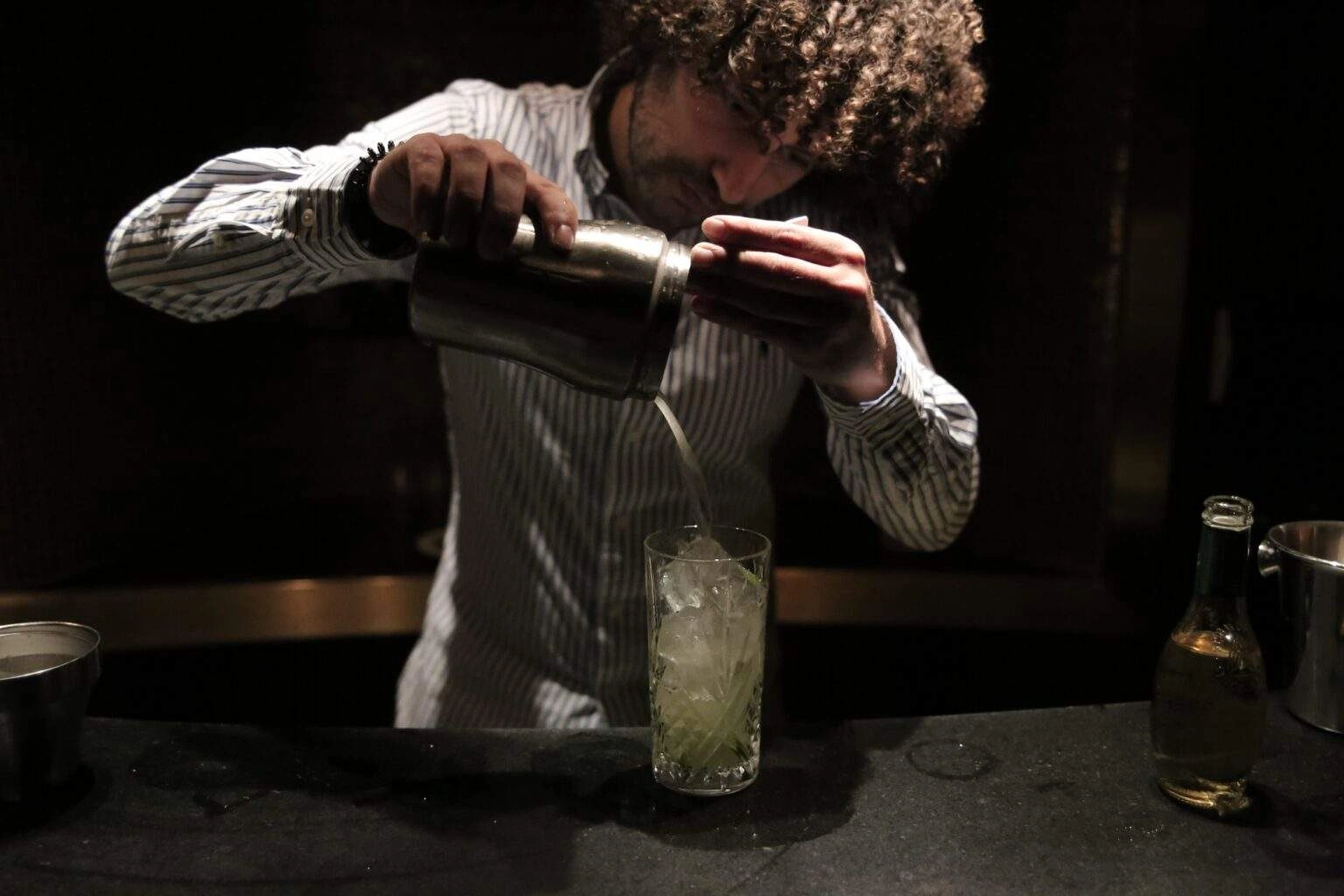 La préparation du cocktail The Garden Tulip du Germain Club Paradisio – Photo 12