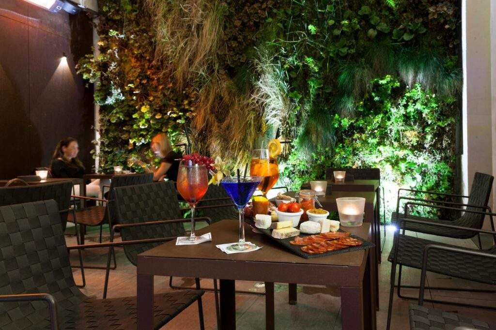 Le bar de l’Hôtel C2