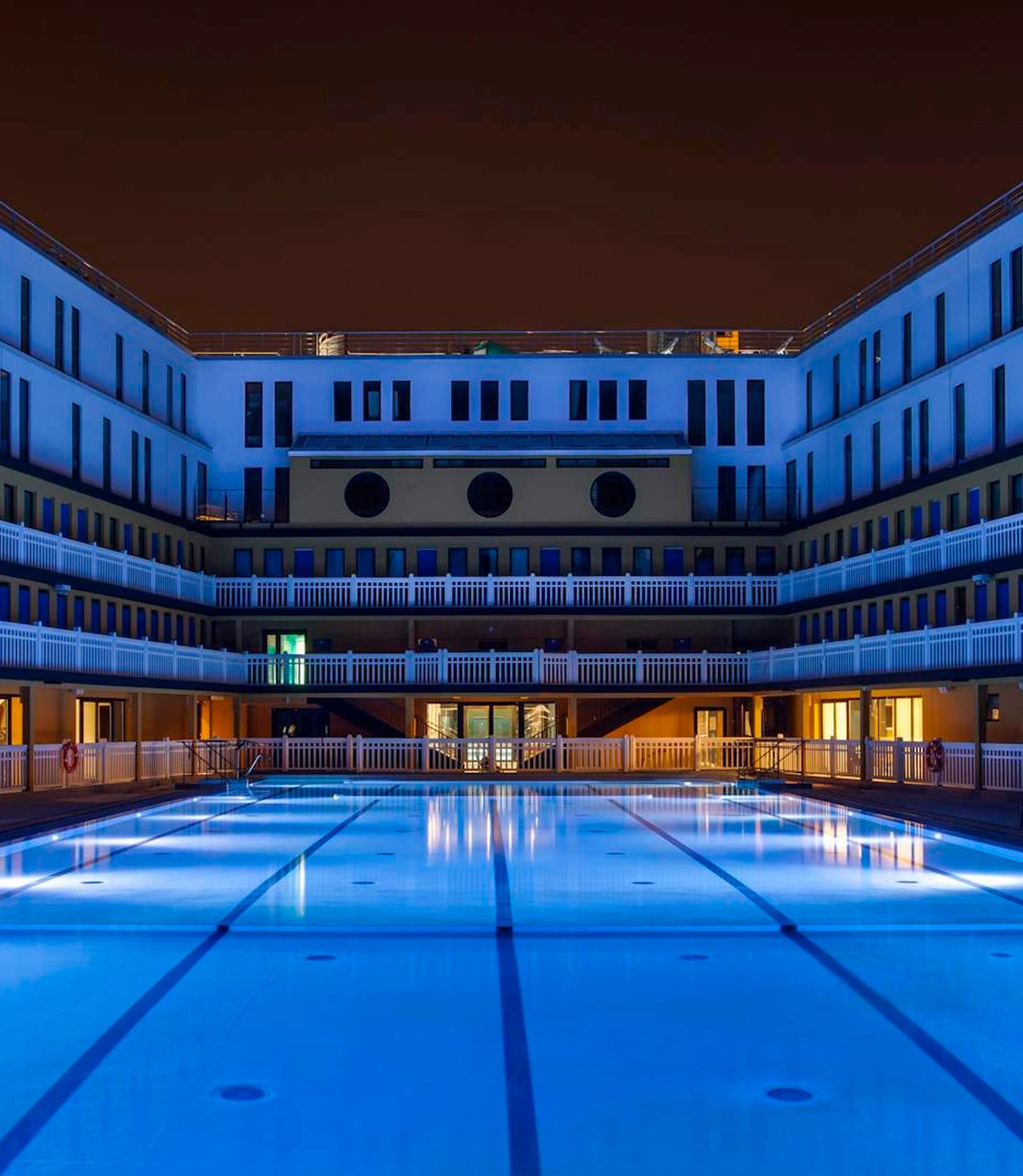 5 piscines pour nager la nuit à Paris