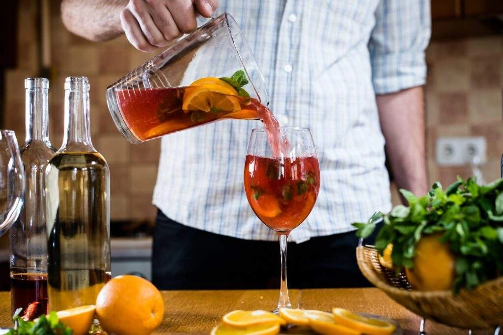 La sangria de Noël, un cocktail de Noël à déguster entre amis.