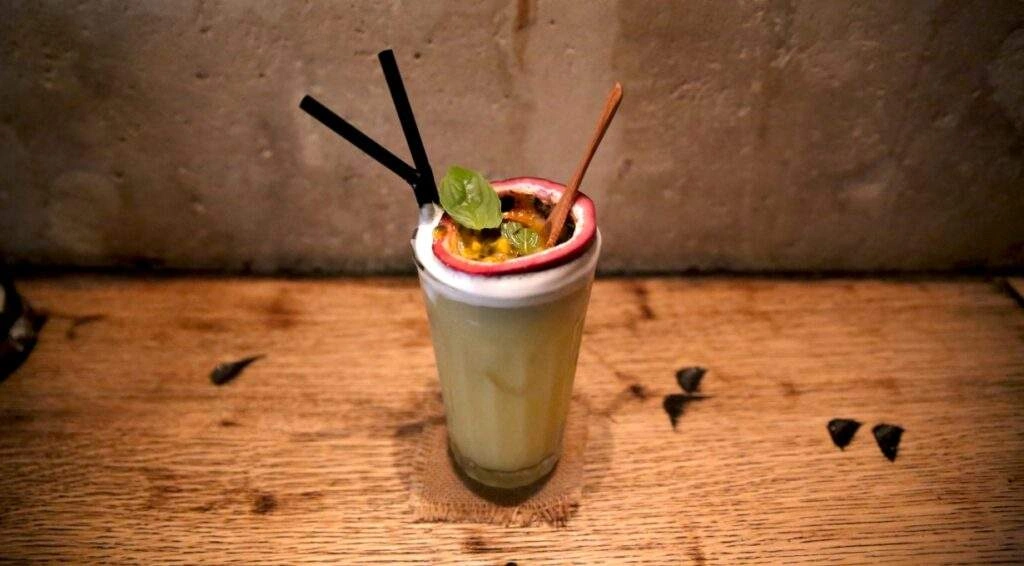 Le Mara Kuya, un cocktail brésilien à la passion, basilic et cachaça