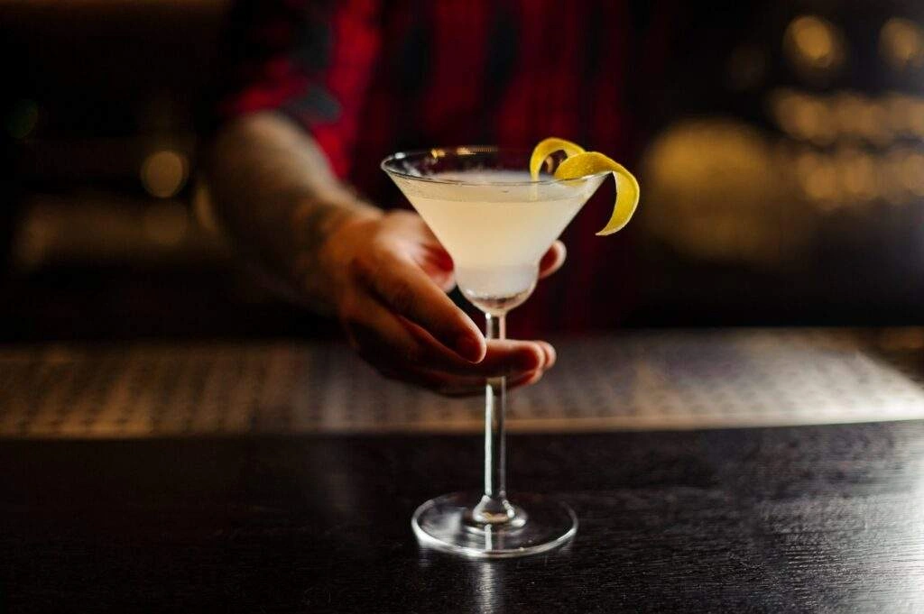 Le Gimlet, un cocktail au citron facile à préparer.