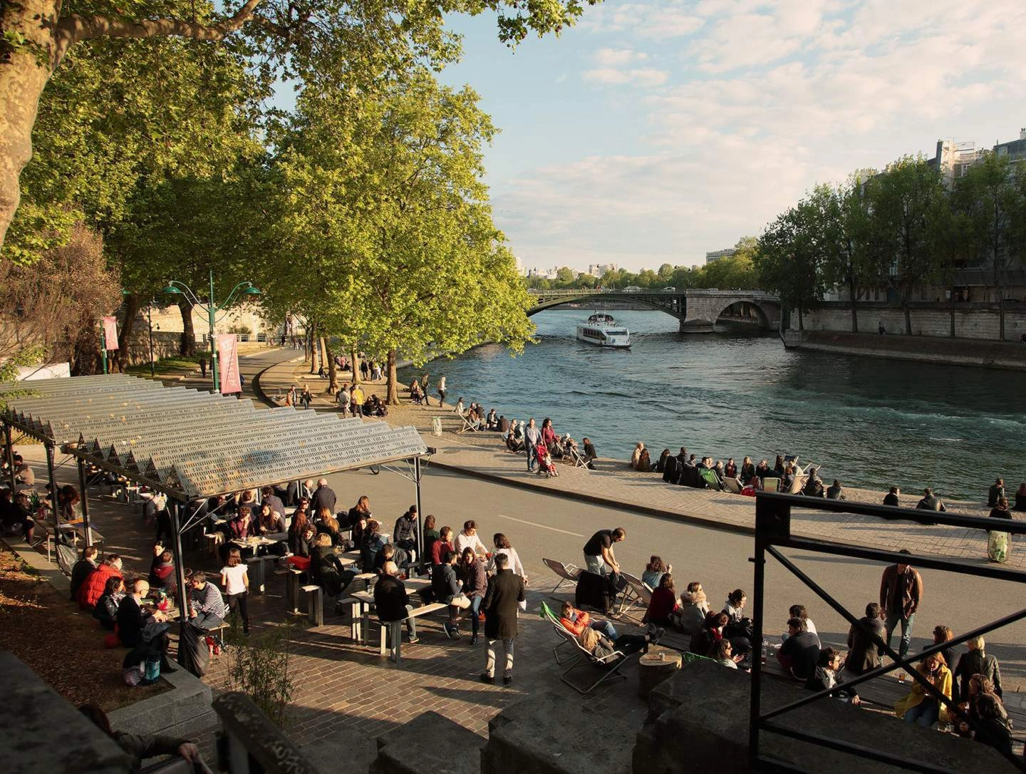 La terrasse Les Nautes au bord de la Seine