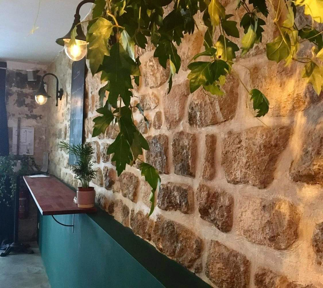 L’intérieur végétal du bar House Garden à Paris