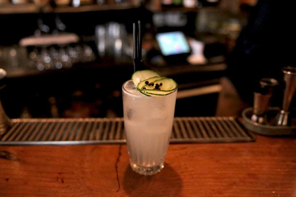 Le We Love Green, une sorte de Caïpirinha au gin et au Schweppes