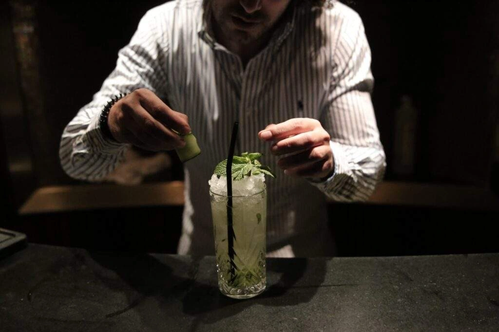 La préparation du cocktail The Garden Tulip du Germain Club Paradisio – Photo 14