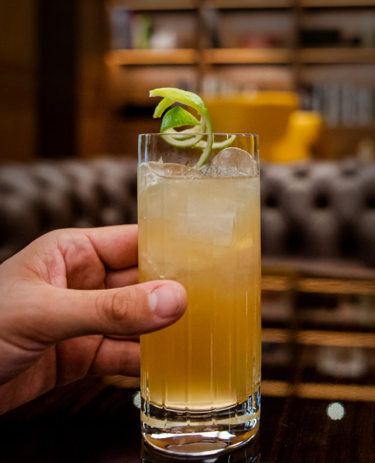 Un cocktail d’Halloween à déguster par une Nuit Noire et Orageuse.