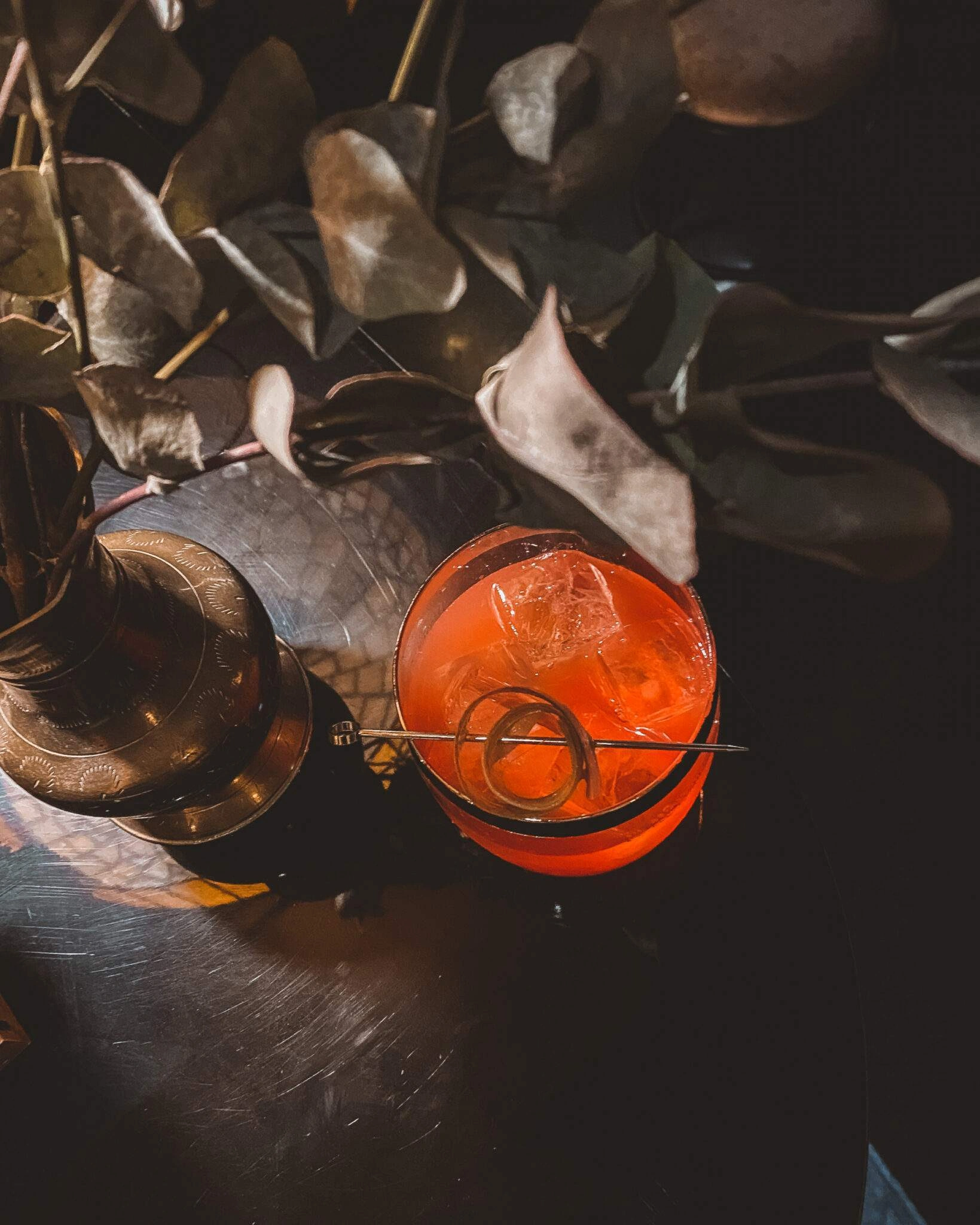 Ambiance feutrée, discrétion et cocktails signatures.