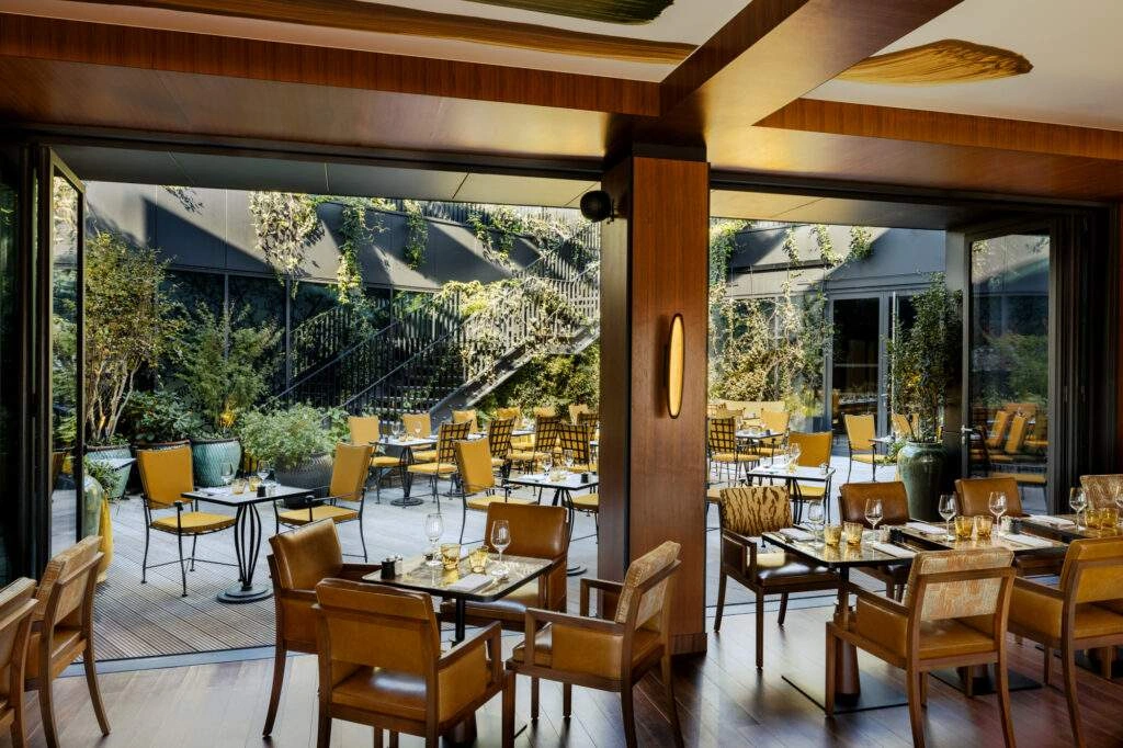 Les tables en terrasse au restaurant La Plume