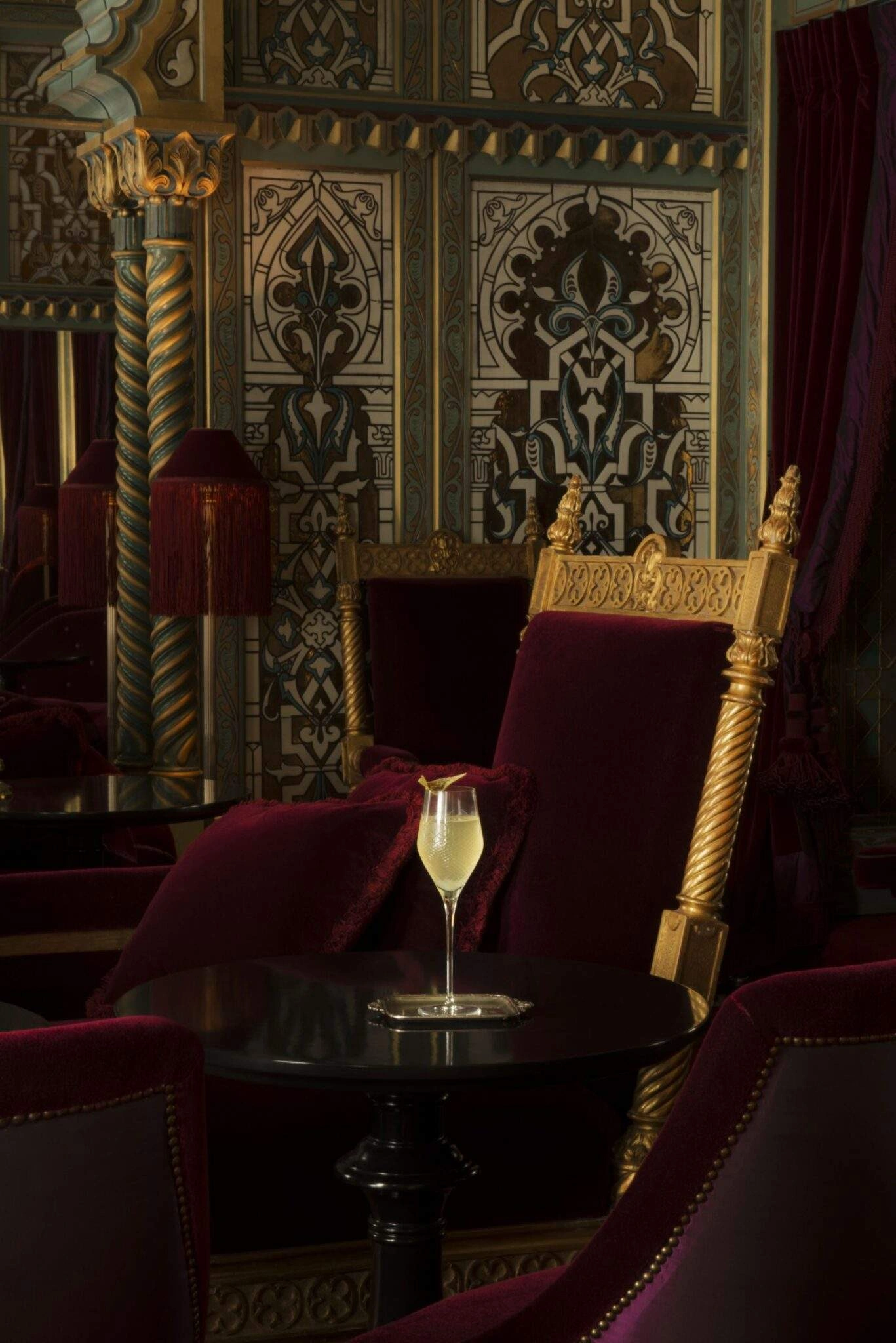 Le bar caché de la Maison Souquet, un bar original à Paris qui propose un voyage dans le temps.