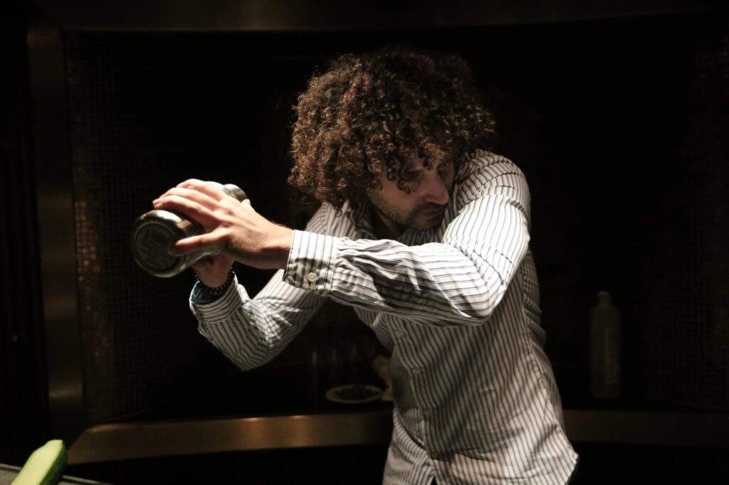 La préparation du cocktail The Garden Tulip du Germain Club Paradisio – Photo 9