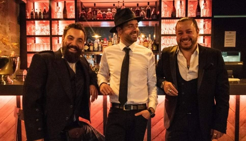 Derrière le bar de l’Act 21, une équipe sympa et tout sourire.