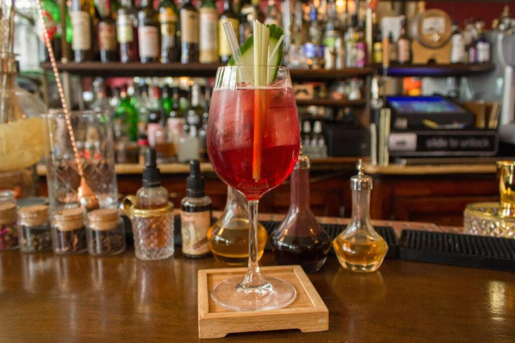 Baci Da Parigi, un cocktail Negroni twisté au Schweppes