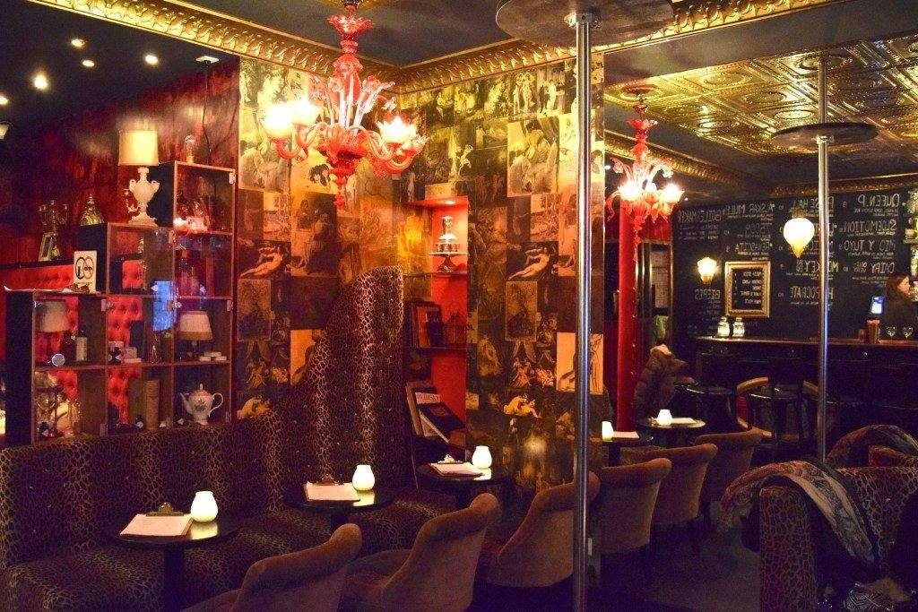 Dans ce bar original à Paris, la déco fait référence à un passé pour le moins sulfureux.