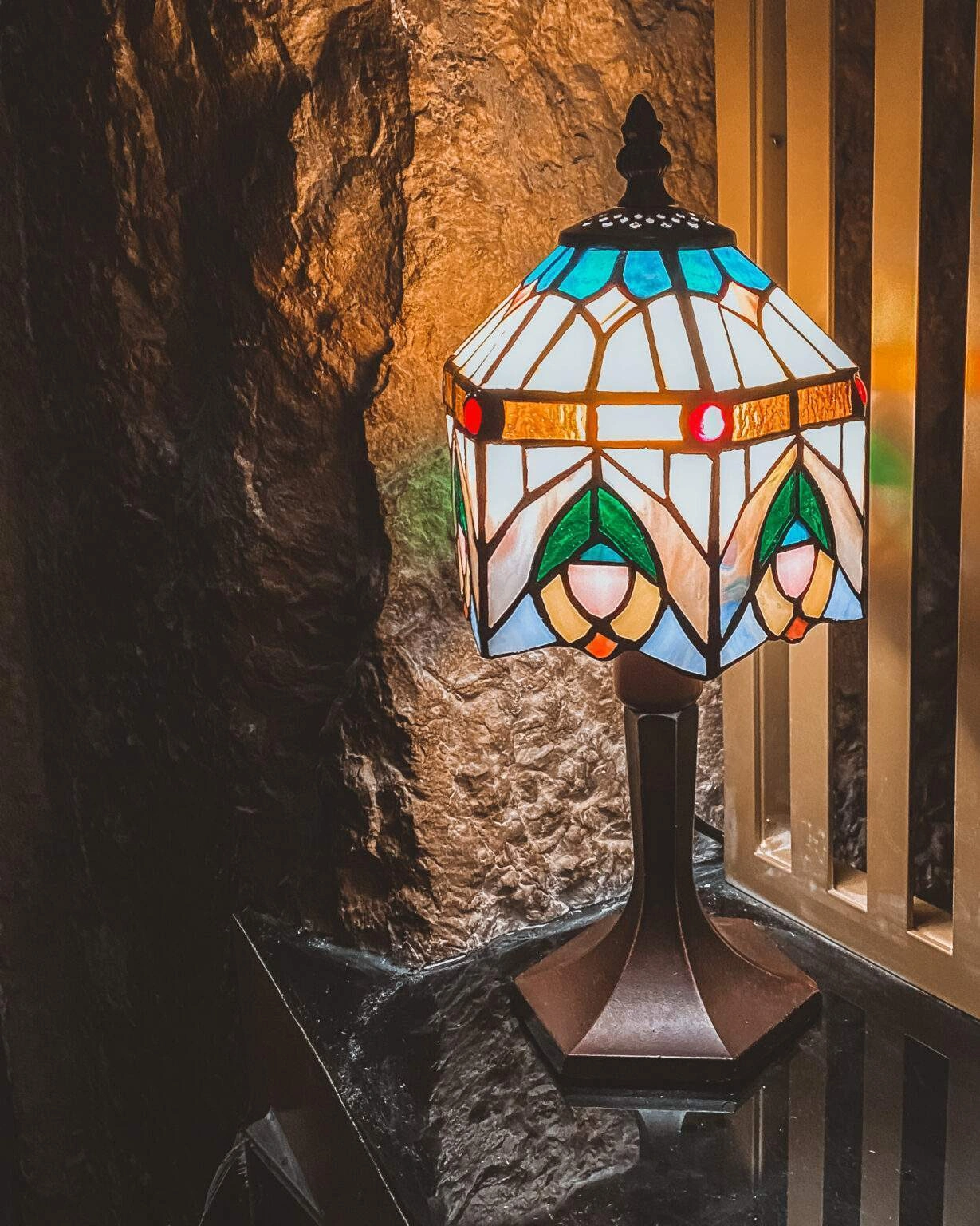 Les lampes Tiffany du bar La Baignoire