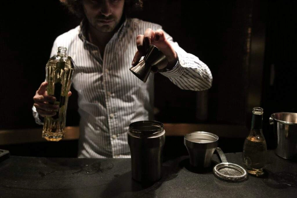 La préparation du cocktail The Garden Tulip du Germain Club Paradisio – Photo 6