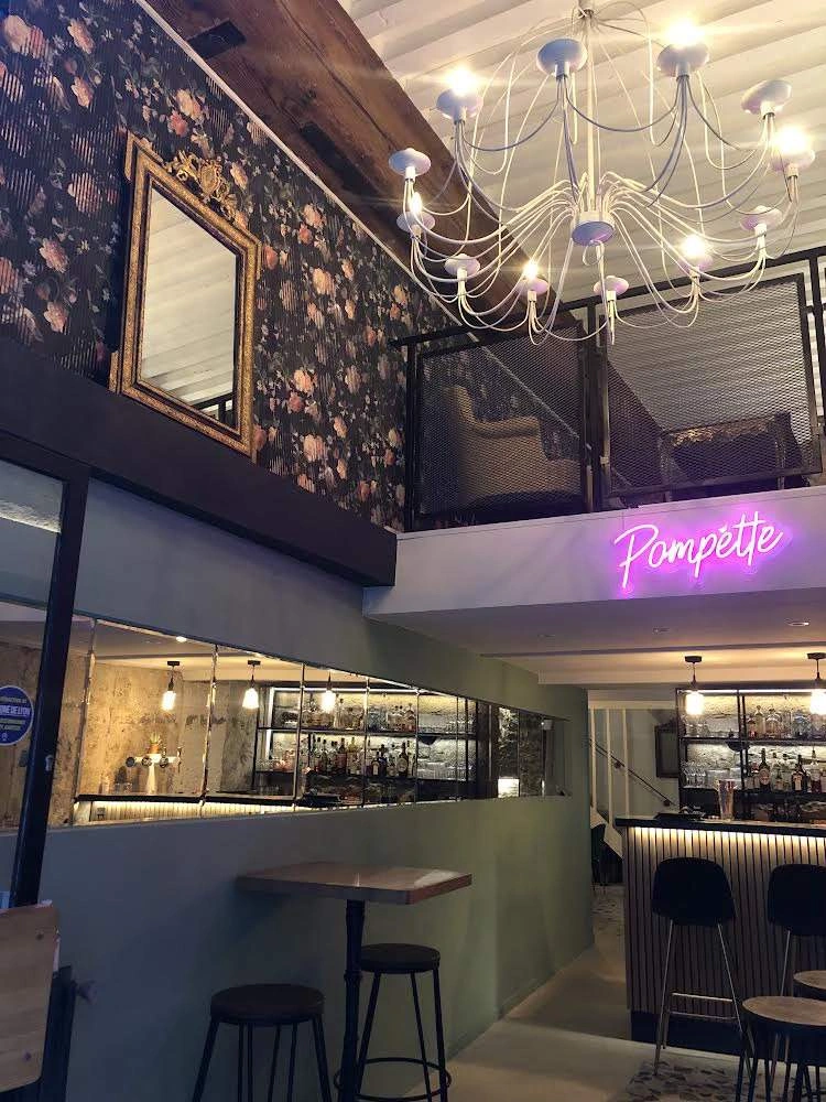 Le cadre chaleureux du bar à cocktails, Pompette