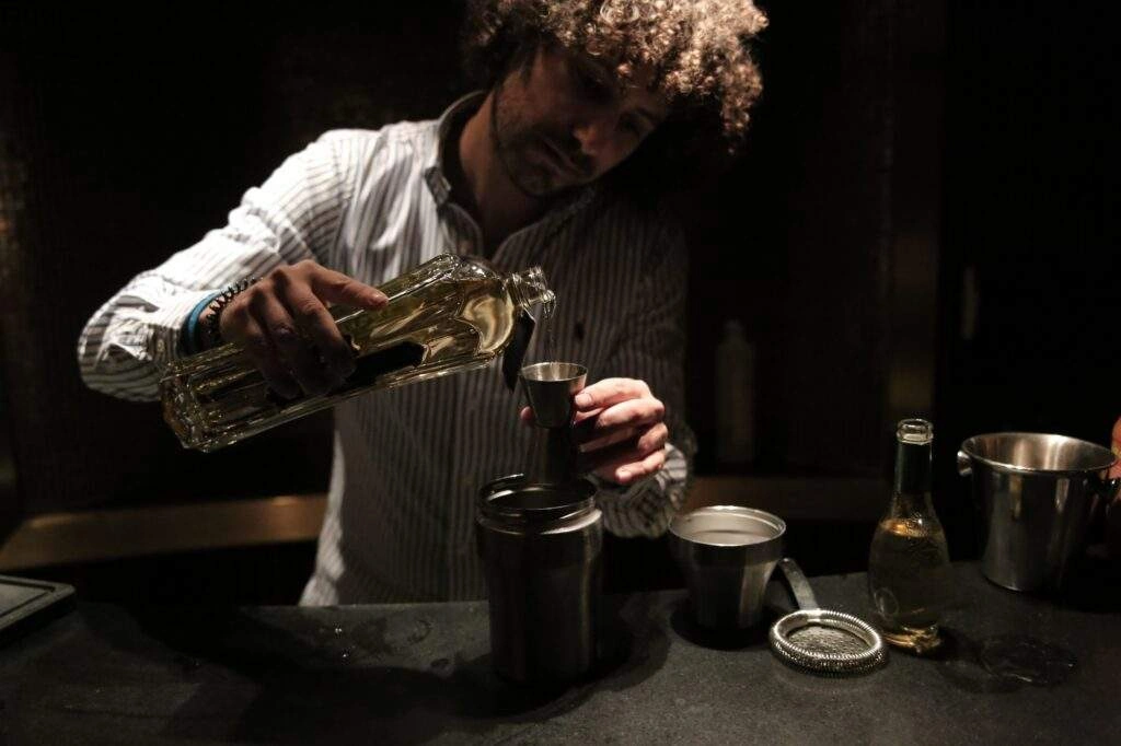 La préparation du cocktail The Garden Tulip du Germain Club Paradisio – Photo 5