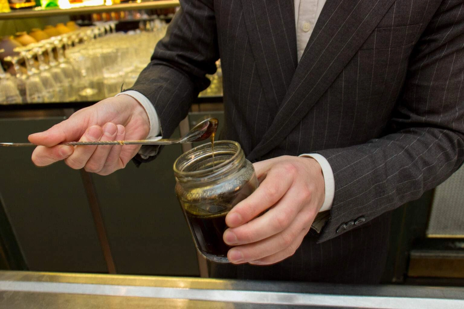 La préparation du Petroleum Malum du Bar Botaniste