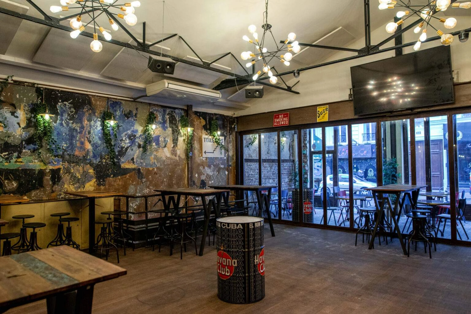 Le Carrousel, bar à cocktails festif du quartier de Pigalle