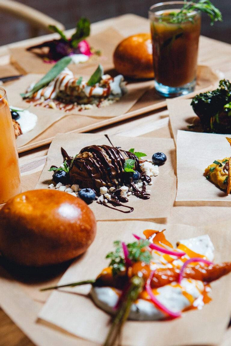 Cocktails et plats soignés chez Ora