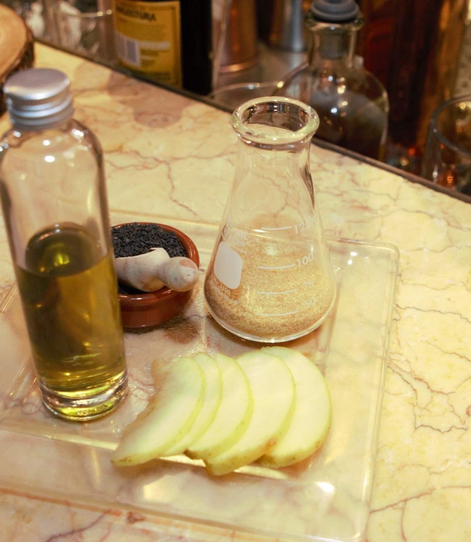 Astuce cocktail : préparer un sirop de pomme pour un old fashioned fruité