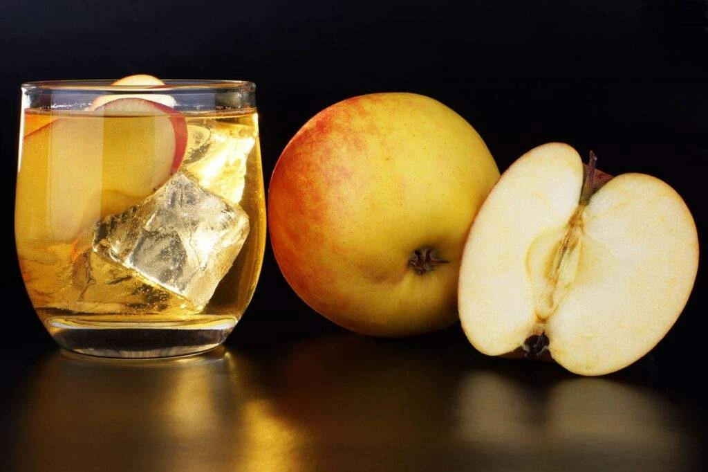 Voilà comment réaliser un Mojito twisté à la pomme.